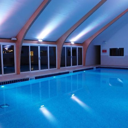 Skylark Sleeps 8 Private Hot Tub & Dogs Welcome Nr Padstow, Resort Pool Bar & Watersports St Columb Major Buitenkant foto