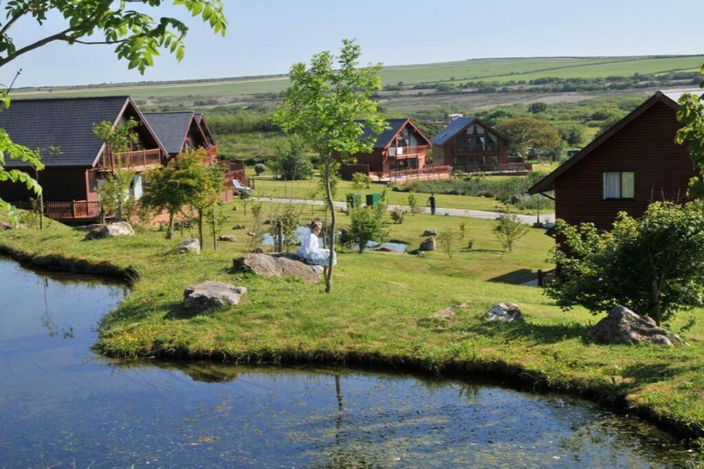 Skylark Sleeps 8 Private Hot Tub & Dogs Welcome Nr Padstow, Resort Pool Bar & Watersports St Columb Major Buitenkant foto