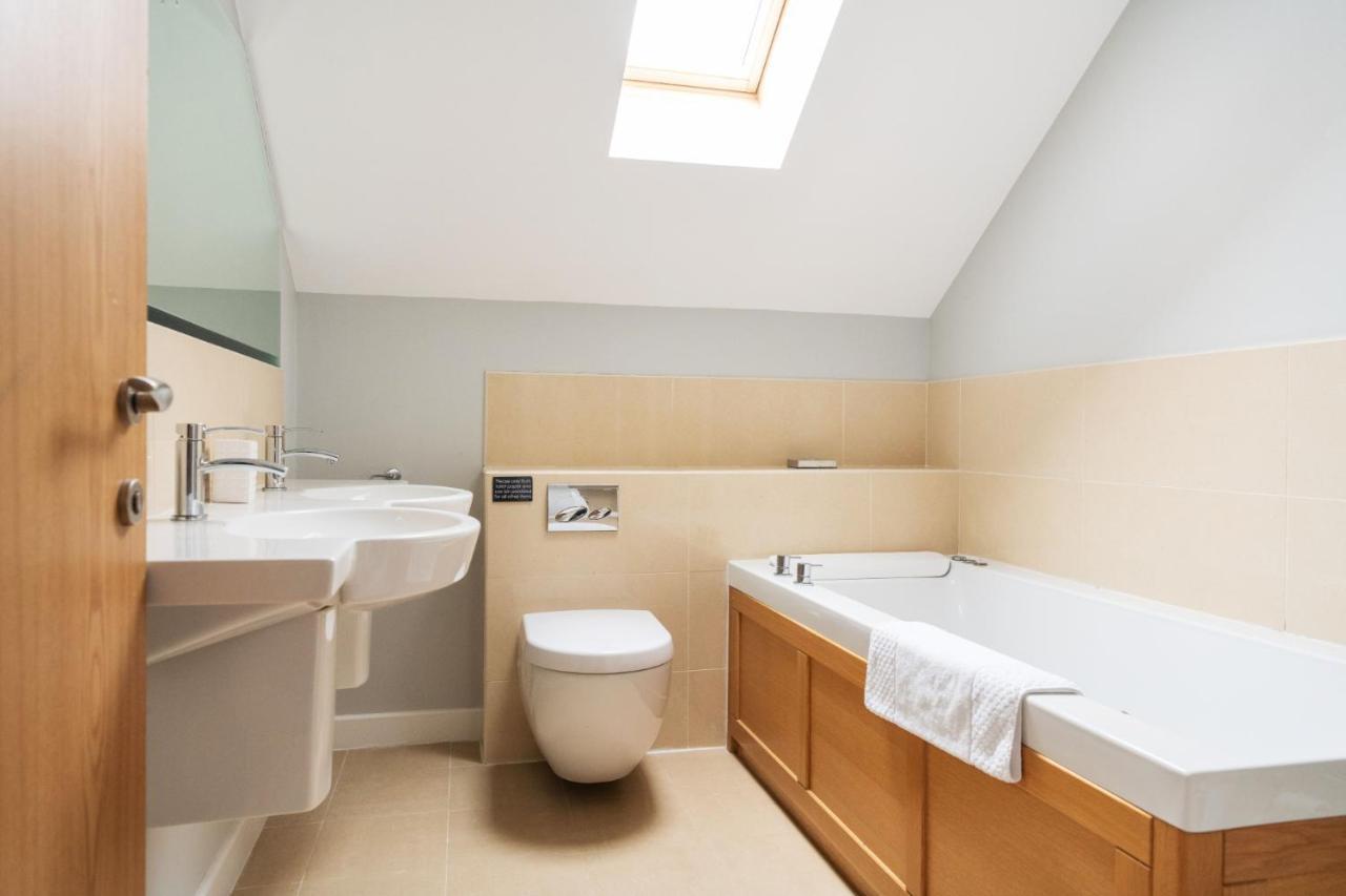 Skylark Sleeps 8 Private Hot Tub & Dogs Welcome Nr Padstow, Resort Pool Bar & Watersports St Columb Major Buitenkant foto