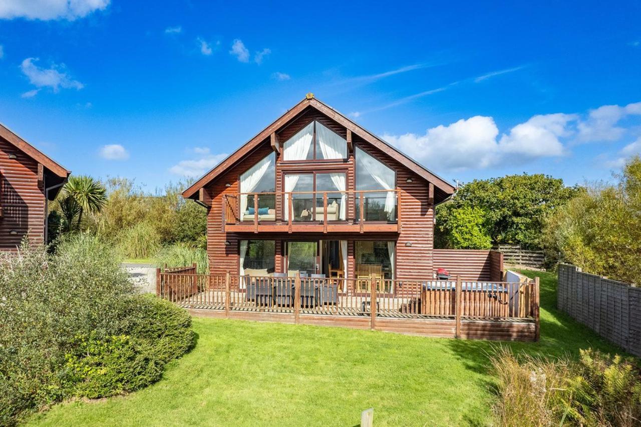 Skylark Sleeps 8 Private Hot Tub & Dogs Welcome Nr Padstow, Resort Pool Bar & Watersports St Columb Major Buitenkant foto