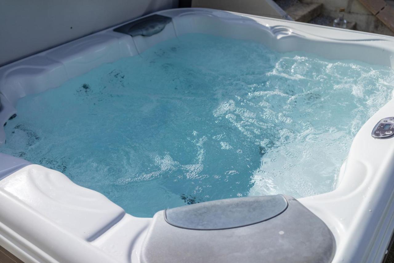 Skylark Sleeps 8 Private Hot Tub & Dogs Welcome Nr Padstow, Resort Pool Bar & Watersports St Columb Major Buitenkant foto