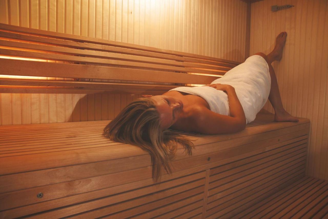 Skylark Sleeps 8 Private Hot Tub & Dogs Welcome Nr Padstow, Resort Pool Bar & Watersports St Columb Major Buitenkant foto