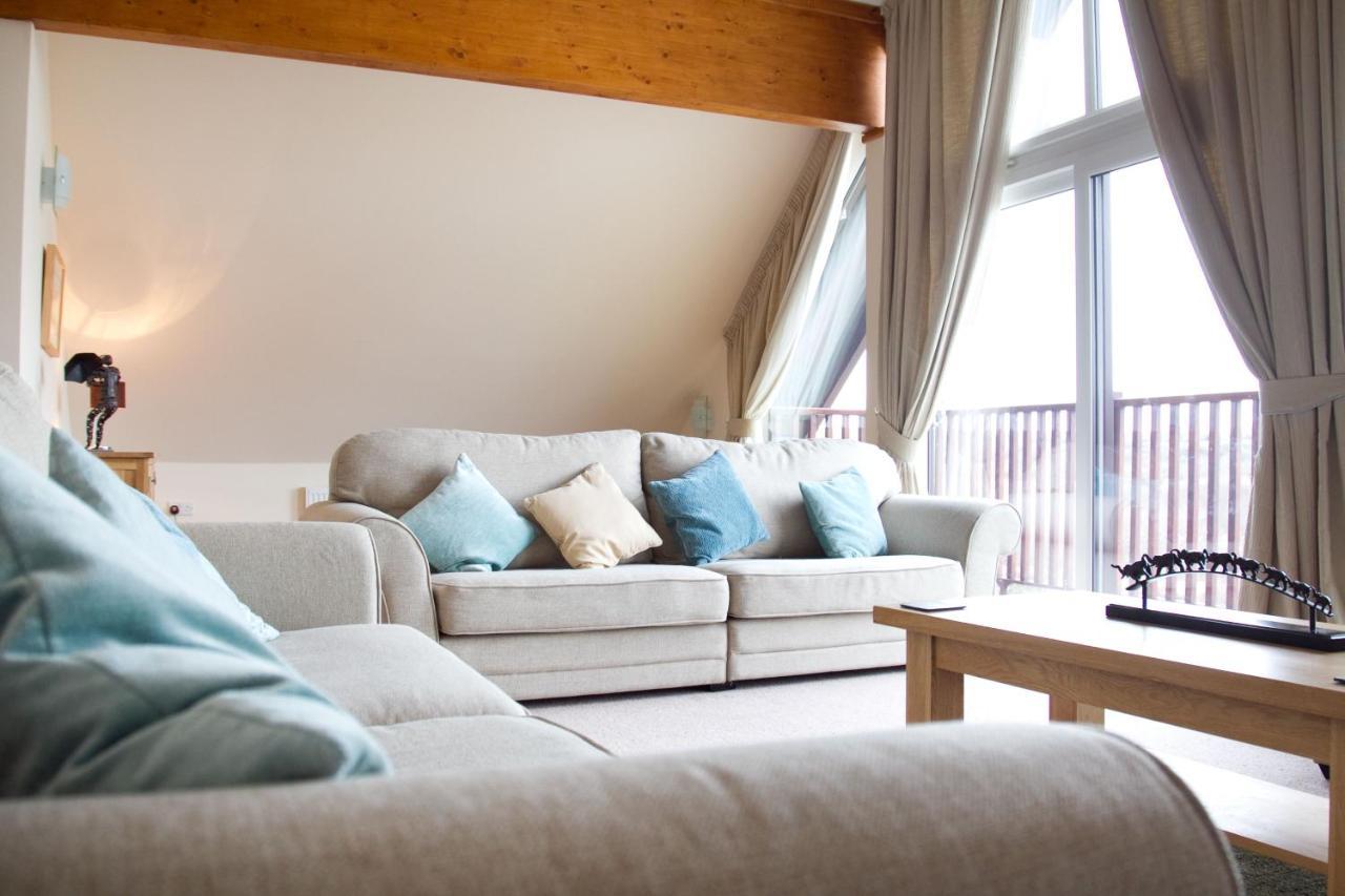 Skylark Sleeps 8 Private Hot Tub & Dogs Welcome Nr Padstow, Resort Pool Bar & Watersports St Columb Major Buitenkant foto